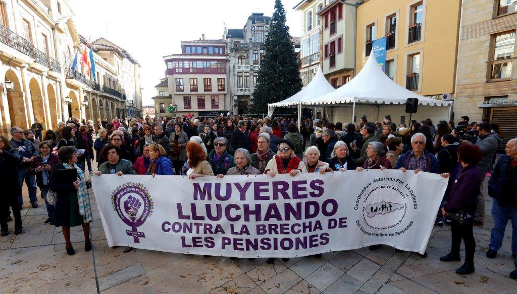 Numerosas localidades asturianas se han sumado hoy a los actos del 25-N, para expresa su repulsa ante los crímenes de la violencia machista. 