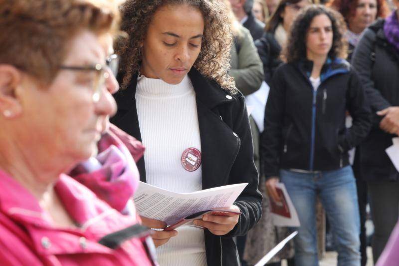 Numerosas localidades asturianas se han sumado hoy a los actos del 25-N, para expresa su repulsa ante los crímenes de la violencia machista. 