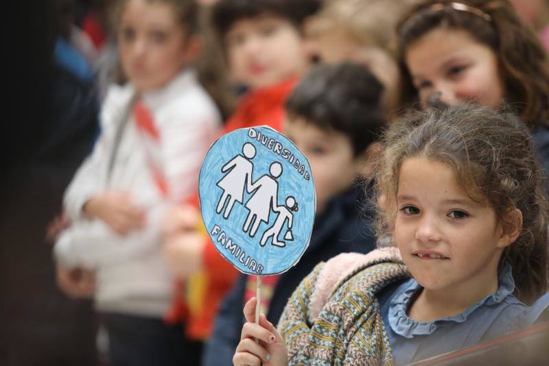 Numerosas localidades asturianas se han sumado hoy a los actos del 25-N, para expresa su repulsa ante los crímenes de la violencia machista. 