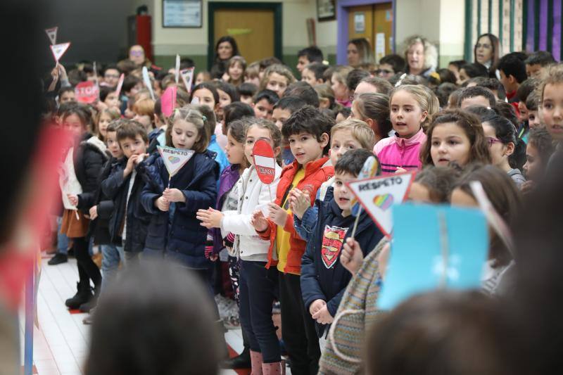 Numerosas localidades asturianas se han sumado hoy a los actos del 25-N, para expresa su repulsa ante los crímenes de la violencia machista. 