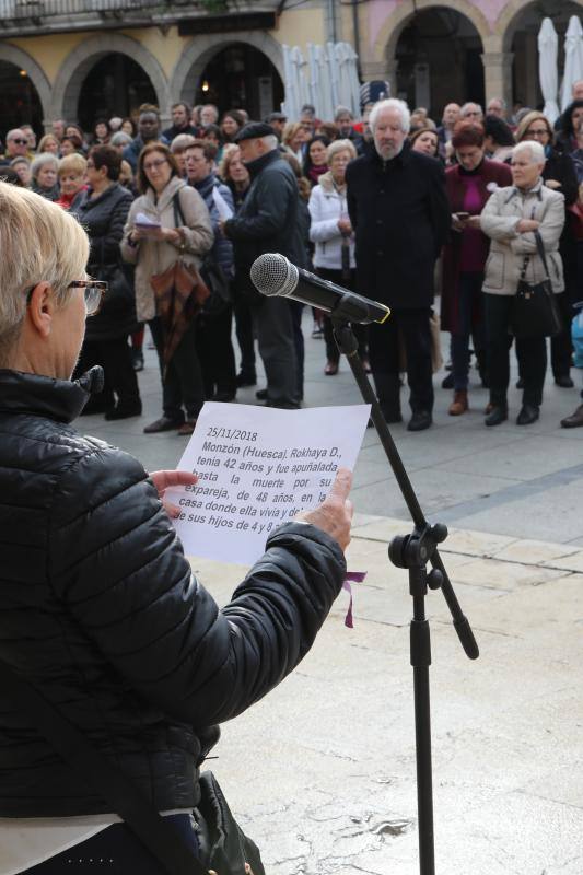 Numerosas localidades asturianas se han sumado hoy a los actos del 25-N, para expresa su repulsa ante los crímenes de la violencia machista. 