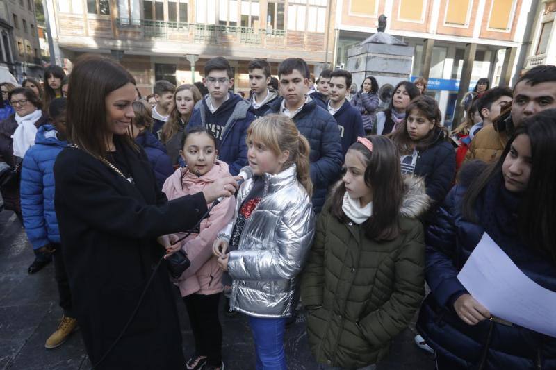 Numerosas localidades asturianas se han sumado hoy a los actos del 25-N, para expresa su repulsa ante los crímenes de la violencia machista. 