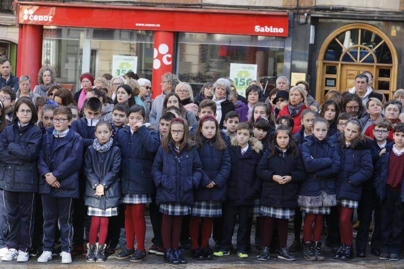 Numerosas localidades asturianas se han sumado hoy a los actos del 25-N, para expresa su repulsa ante los crímenes de la violencia machista. 