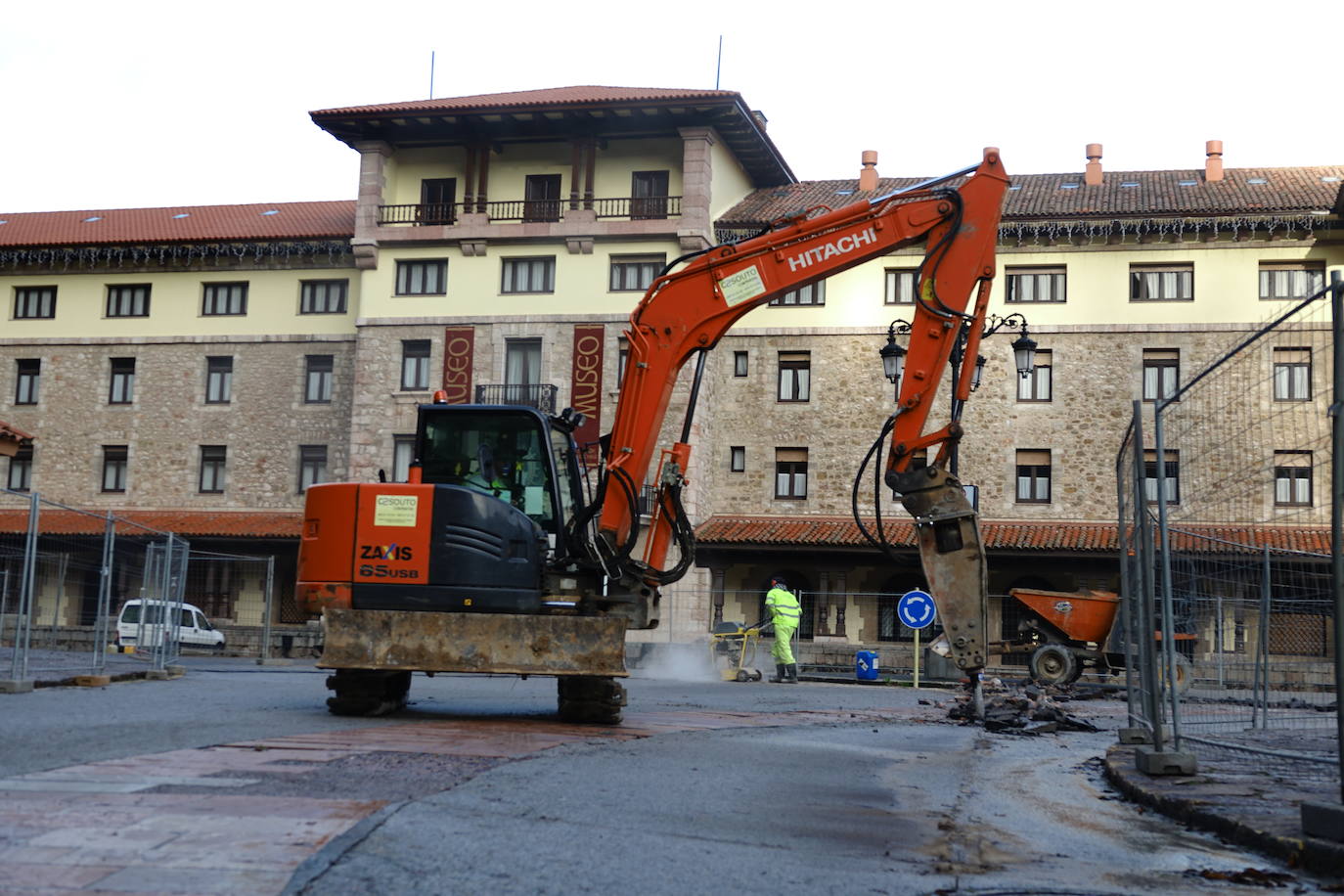 Las obras se centran en la reparación de la explanada para renovar las canalizaciones y el asfalto del entorno de Covadonga. 