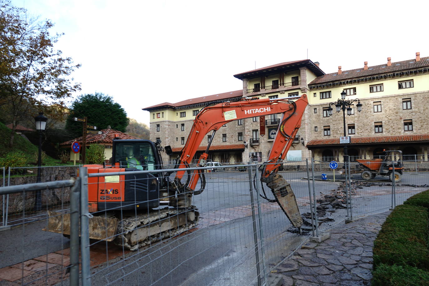 Las obras se centran en la reparación de la explanada para renovar las canalizaciones y el asfalto del entorno de Covadonga. 