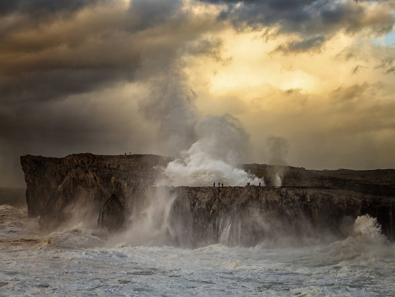 De Oriente a Occidente, entre playas y montañas, estas son algunas de las mejores escenas presentadas al concurso de fotografía 'Escenas de Asturias' de EL COMERCIO con el patrocinio de El Gaitero 