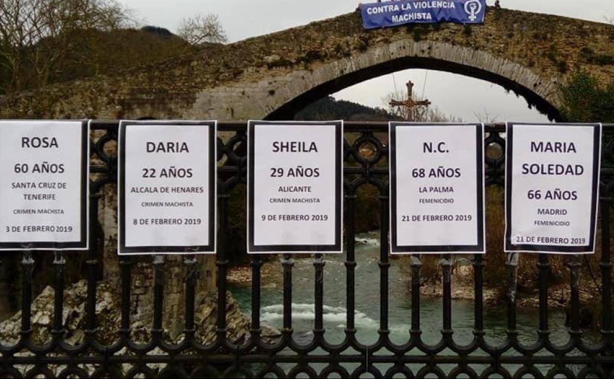 Varias esquelas recordaban este lunes en el Oriente Asturiano a las víctimas de la violencia de género. 