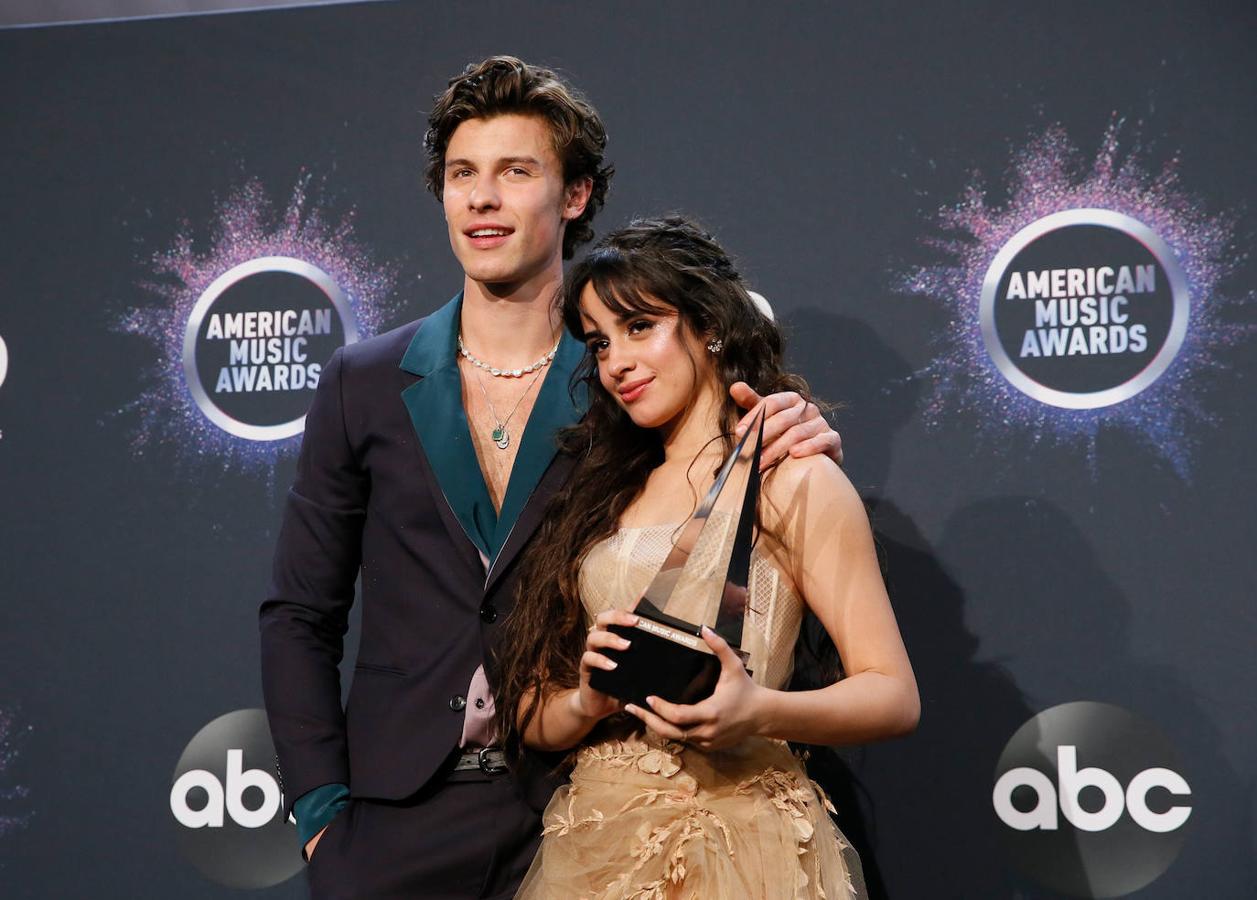 Los cantantes Shawn Mendes y Camila Cabello.