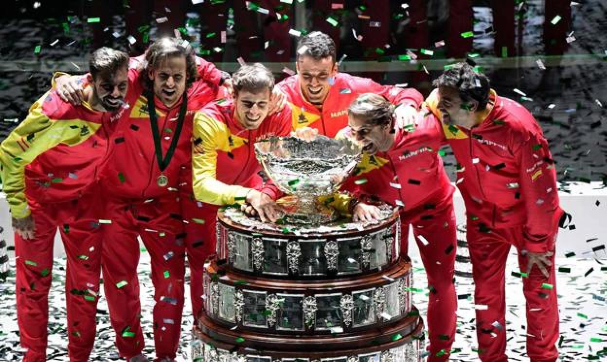 Granollers, Feliciano, Pablo Carreño, Bautista, Nadal y Sergi Bruguera, con la Ensaladera, el mítico trofeo de la Copa Davis. 