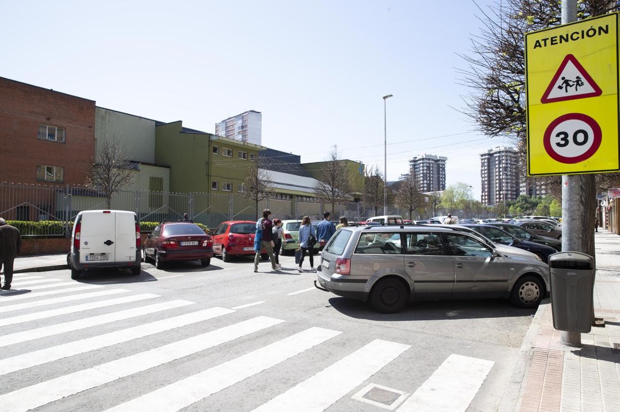 Aparcamientos frente al colegio público Elisburu, situado en el barrio de Pumarín. 