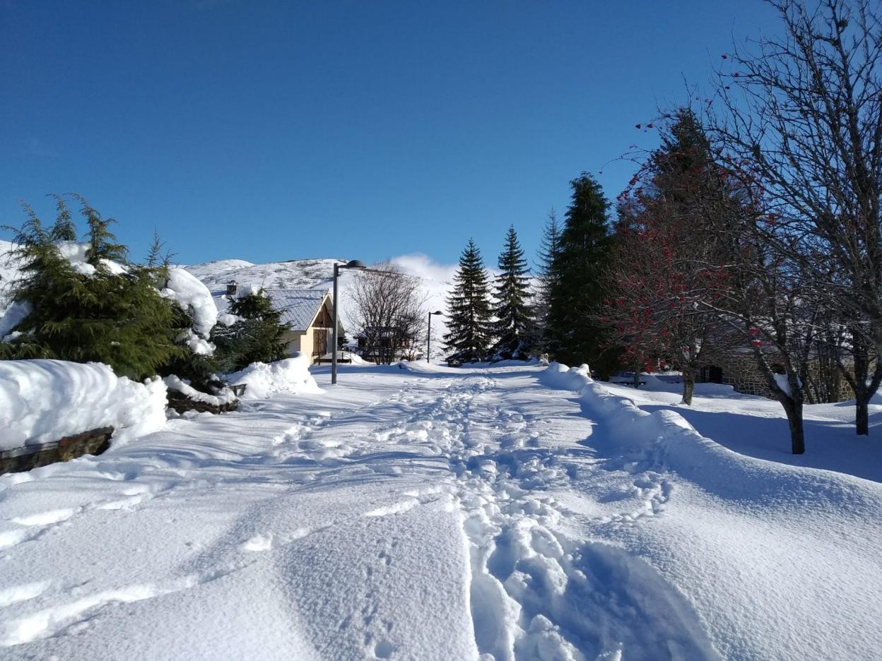 Nieve acumulada en La Raya, en el concejo de Aller. 