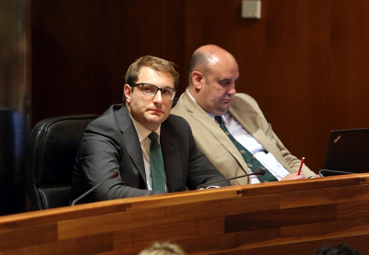 Adrián Pumares y Pedro Leal, los dos diputados de Foro, en un pleno de la Junta del Principado. 