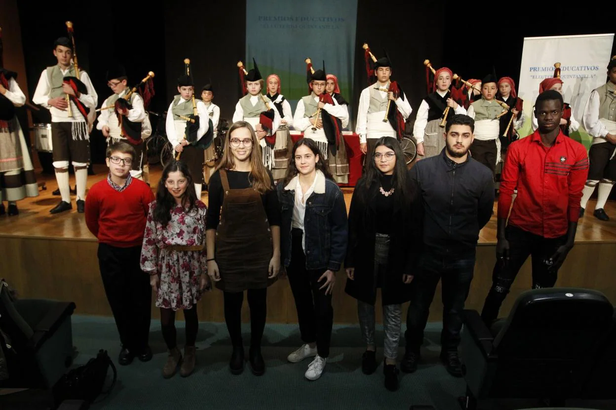 Los galardonados de Primaria y Secundaria Iván Patón, Sara González, Sofía Díez, Natalia Robles, Vanessa Alejandra Rivera, Rogers Alexandru y Waliou Gadiaga, en el CMI Pumarín-Gijón Sur. 