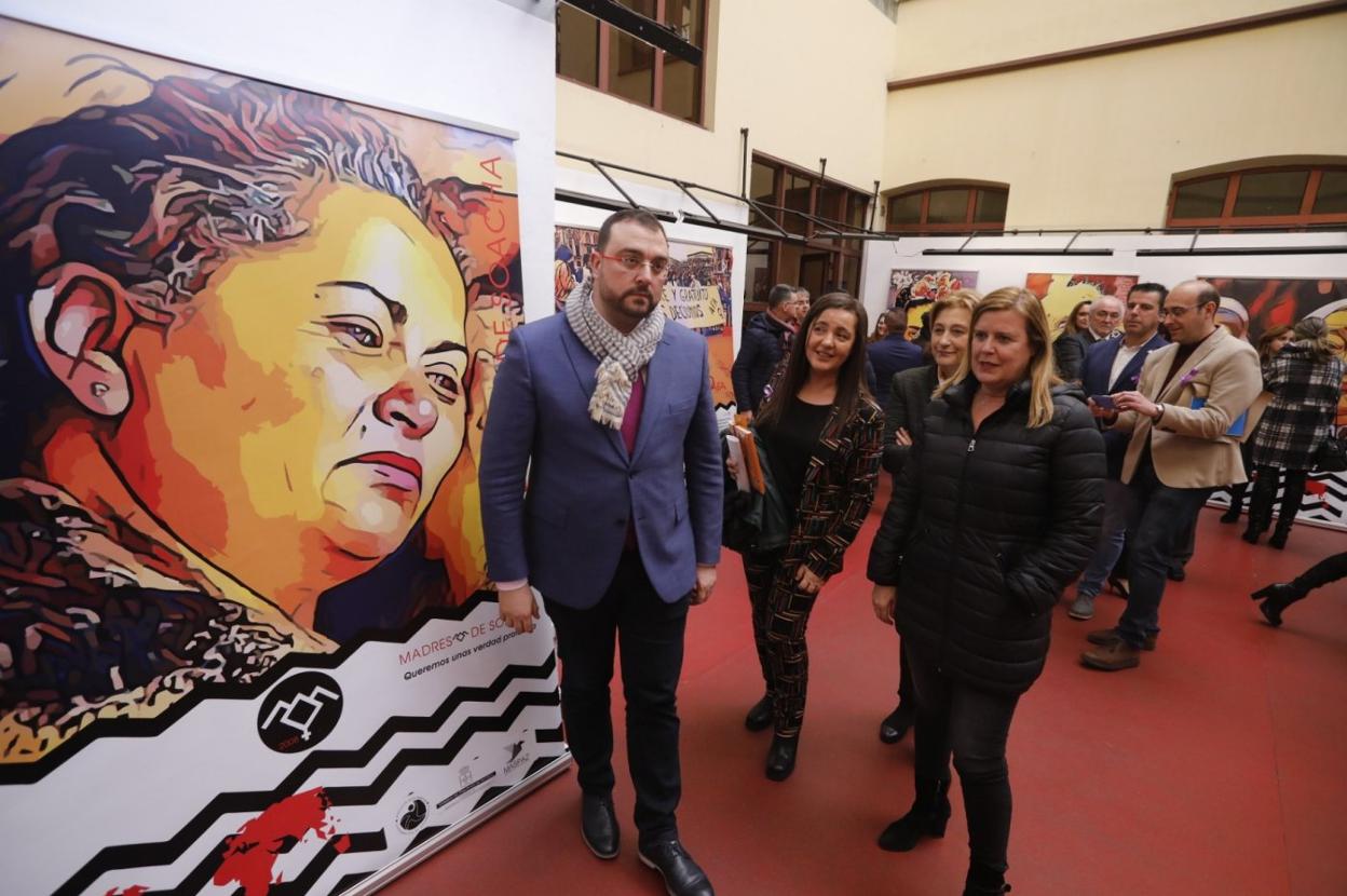 El presidente del Principado, Adrián Barbón; la directora general de Igualdad, Nuria Varela; la delegada del Gobierno, Delia Losa, y la alcaldesa de Langreo, Carmen Arbesú, en la exposición 'Mujeres haciendo historia', en las antiguas Escuelas Dorado. 