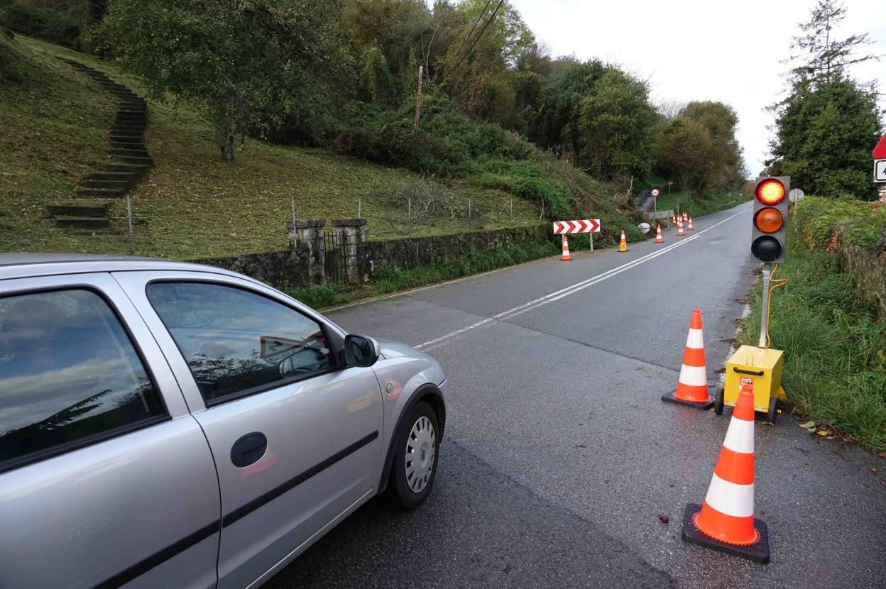 El tráfico está regulado por semáforos a la altura del argayu. 