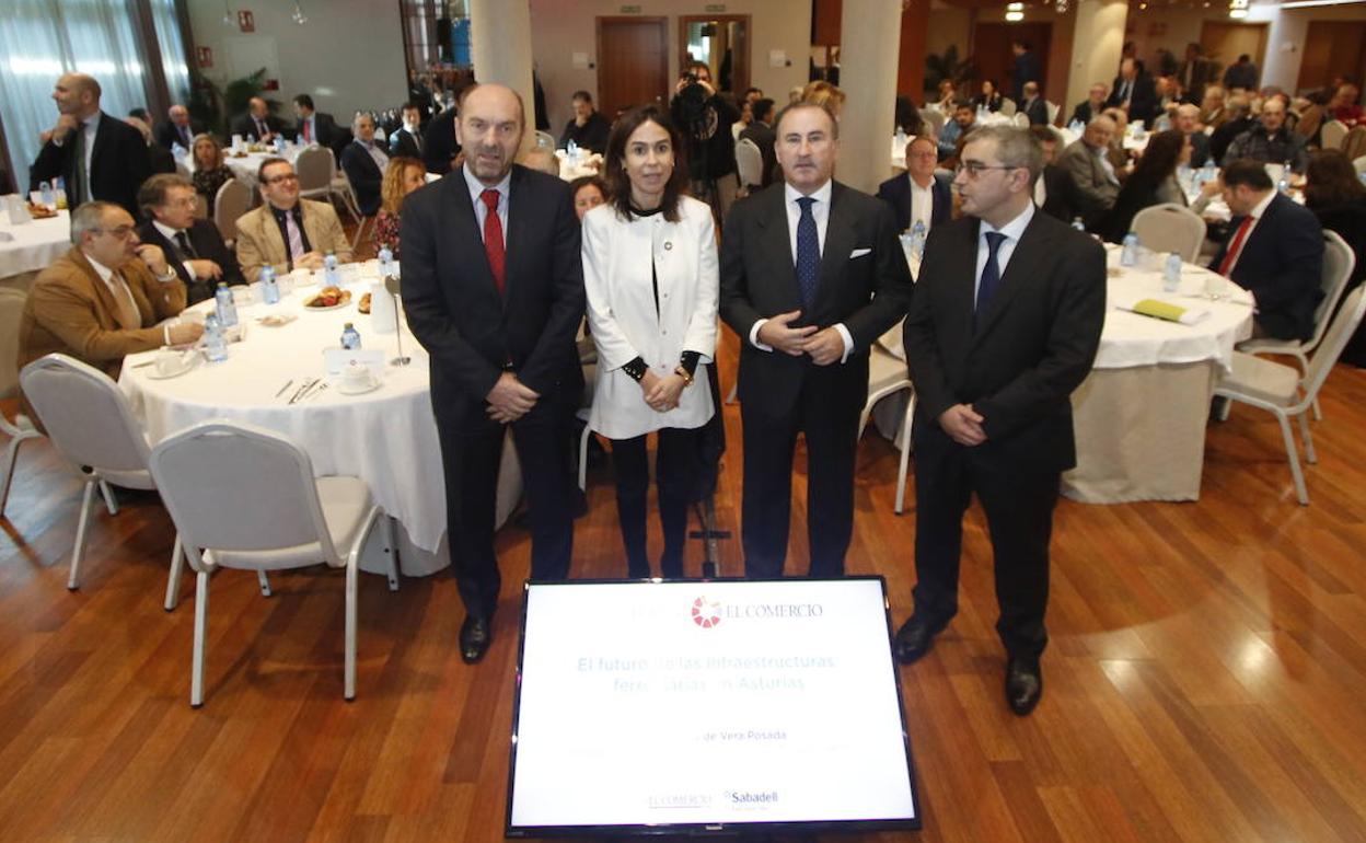 Juan Cofiño, vicepresidente del Principado, Isabel Pardo de Vera, presidenta de Adif, Pablo Junceda, director general de SabadellHerrero, y Marcelino Gutiérrez, director de EL COMERCIO.