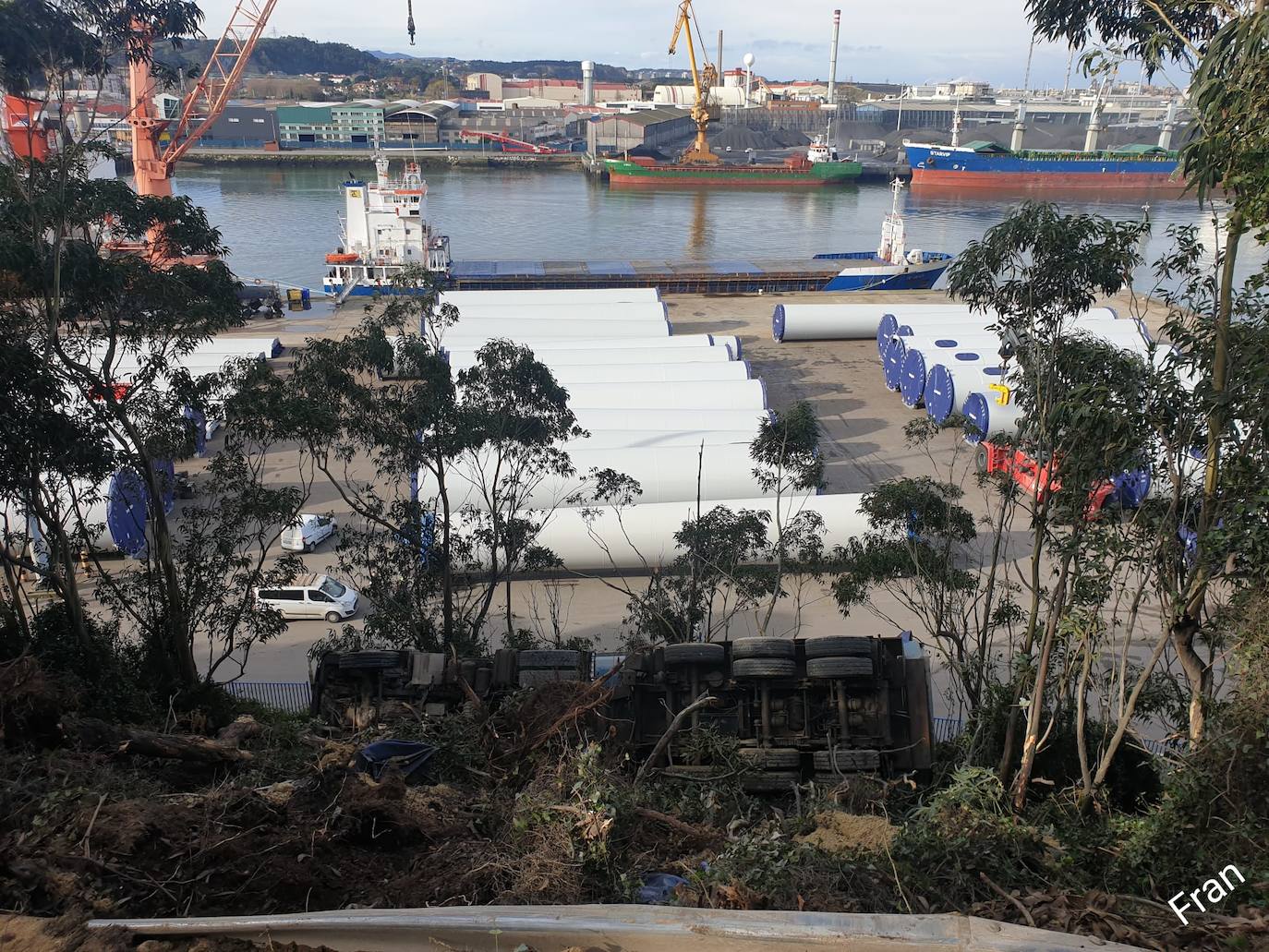 El camión volcó al salirse de la vía