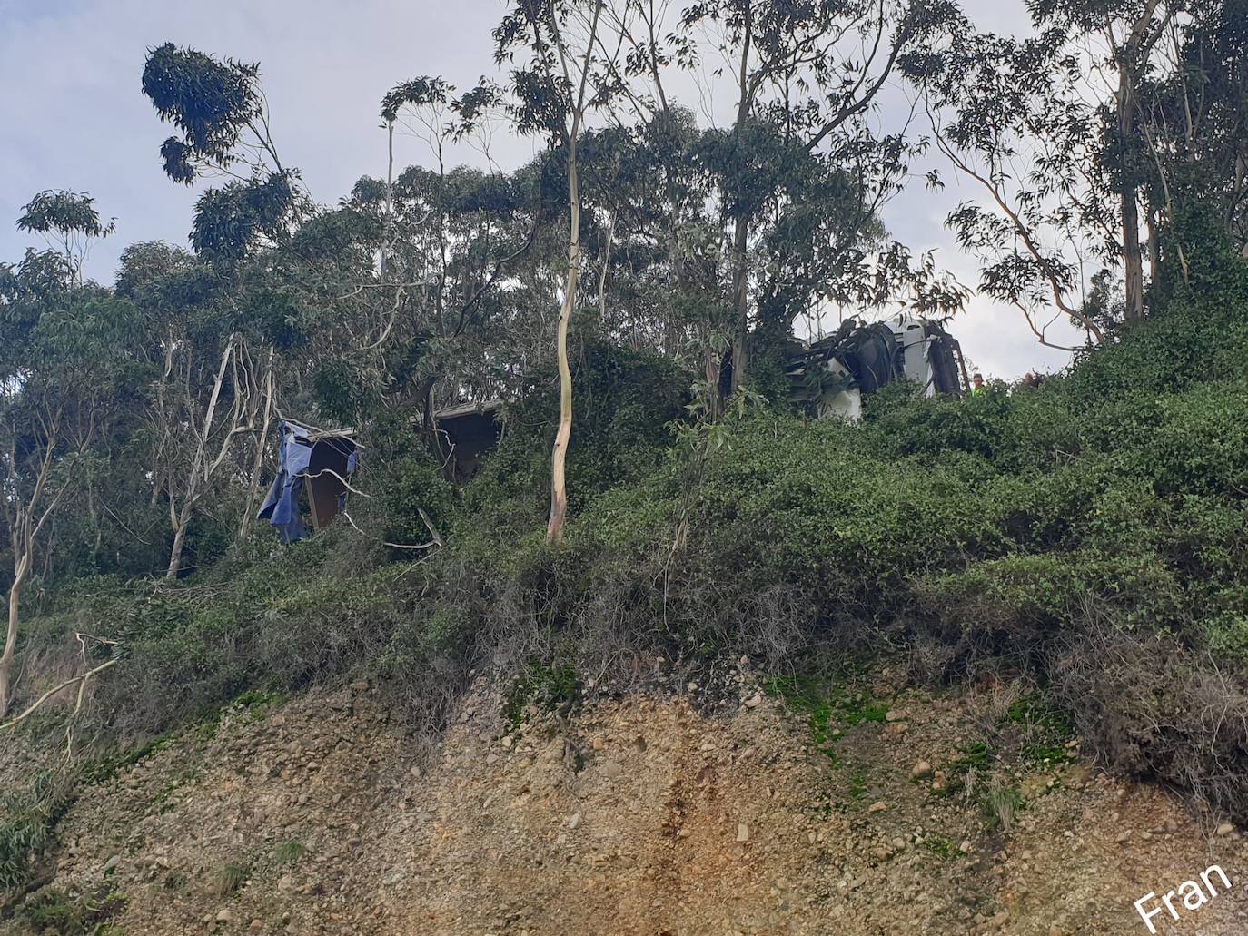 El camión volcó al salirse de la vía