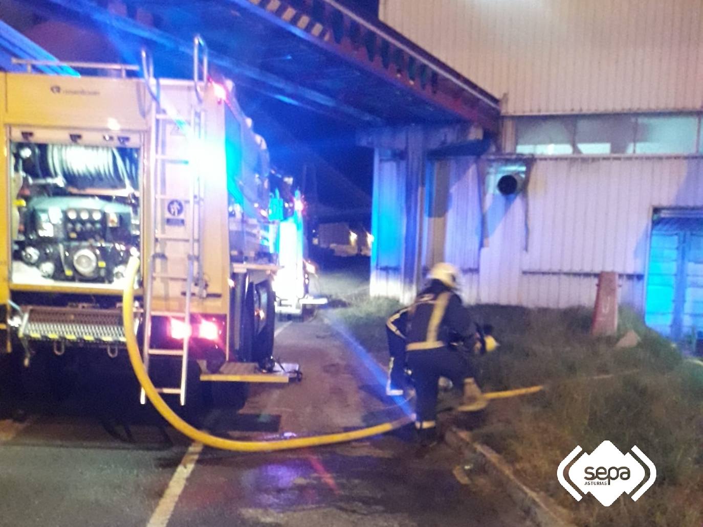 Fotos: Extinguido un incendio en la planta avilesina de Saint-Gobain