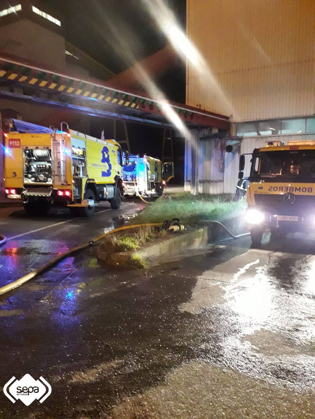 Fotos: Extinguido un incendio en la planta avilesina de Saint-Gobain