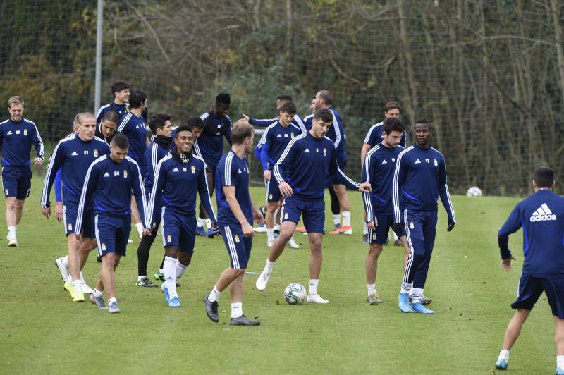 Los jugadores del Real Oviedo han entrenado este miércoles para preparar el encuentro del próximo domingo contra el Rayo Vallecano. 