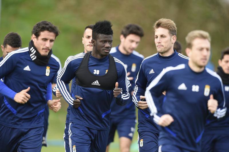 Los jugadores del Real Oviedo han entrenado este miércoles para preparar el encuentro del próximo domingo contra el Rayo Vallecano. 