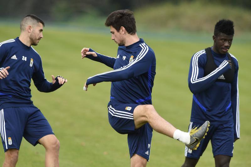 Los jugadores del Real Oviedo han entrenado este miércoles para preparar el encuentro del próximo domingo contra el Rayo Vallecano. 