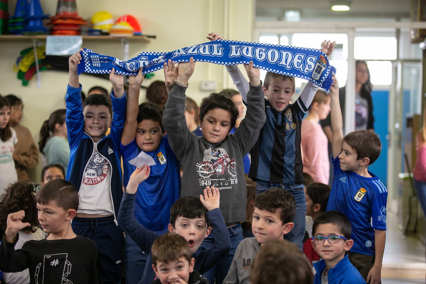 Los alumnos y alumnas del CP El Carbayu (Lugones) llenaron una de sus aulas ataviados de camisetas y bufandas del Real Oviedo para recibir a sus ídolos del primer equipo, los mediocentros Lolo y Sergio Tejera, y a las referentes del femenino, Henar Muiña y Gloria Villamayor. Los aficionados más jóvenes arrancaron las sonrisas y confidencias de los futbolistas en una semana que no ha sido buena para ninguno de los dos equipos. 