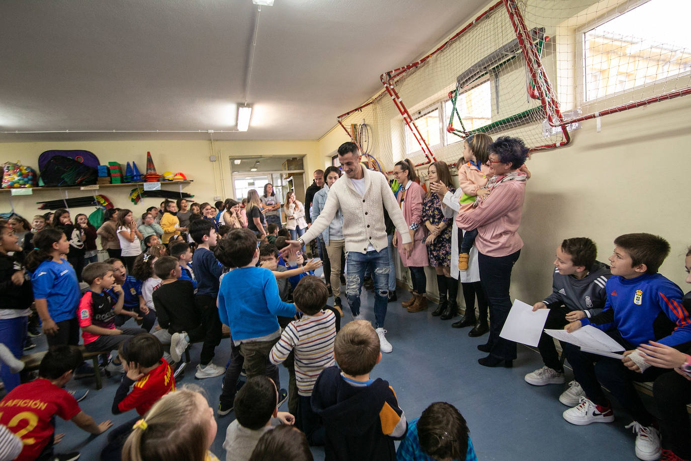 Los alumnos y alumnas del CP El Carbayu (Lugones) llenaron una de sus aulas ataviados de camisetas y bufandas del Real Oviedo para recibir a sus ídolos del primer equipo, los mediocentros Lolo y Sergio Tejera, y a las referentes del femenino, Henar Muiña y Gloria Villamayor. Los aficionados más jóvenes arrancaron las sonrisas y confidencias de los futbolistas en una semana que no ha sido buena para ninguno de los dos equipos. 