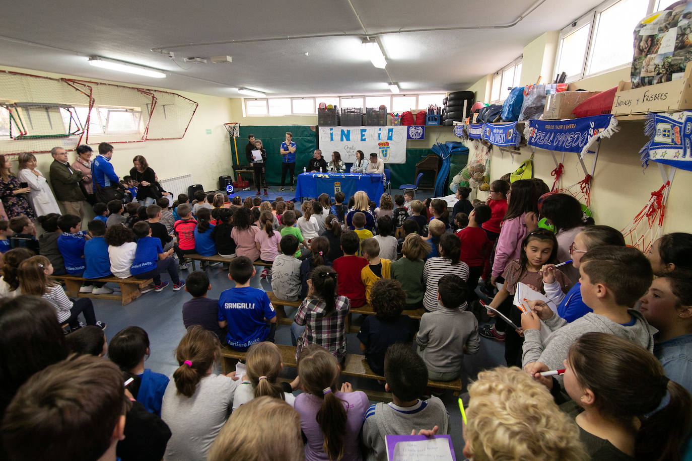 Los alumnos y alumnas del CP El Carbayu (Lugones) llenaron una de sus aulas ataviados de camisetas y bufandas del Real Oviedo para recibir a sus ídolos del primer equipo, los mediocentros Lolo y Sergio Tejera, y a las referentes del femenino, Henar Muiña y Gloria Villamayor. Los aficionados más jóvenes arrancaron las sonrisas y confidencias de los futbolistas en una semana que no ha sido buena para ninguno de los dos equipos. 