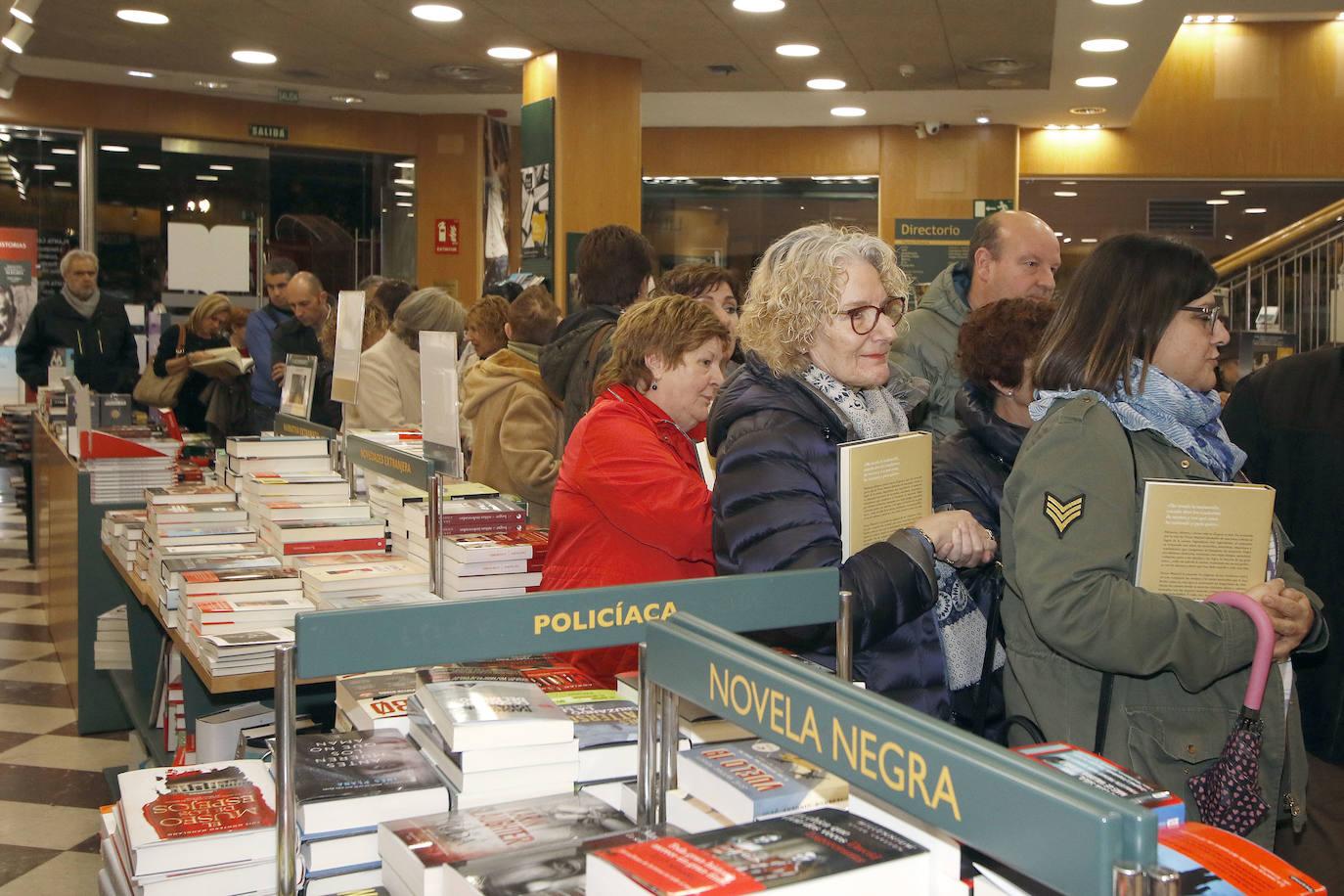 El encuentro con los seguidores del cantante se celebra en La Casa del Libro de Gijón. 