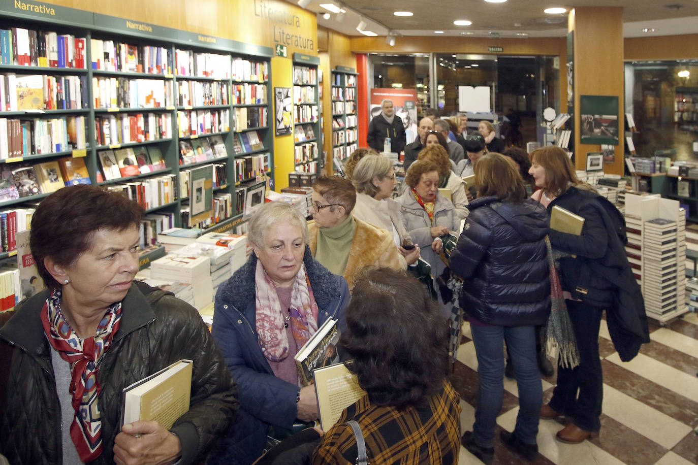 El encuentro con los seguidores del cantante se celebra en La Casa del Libro de Gijón. 