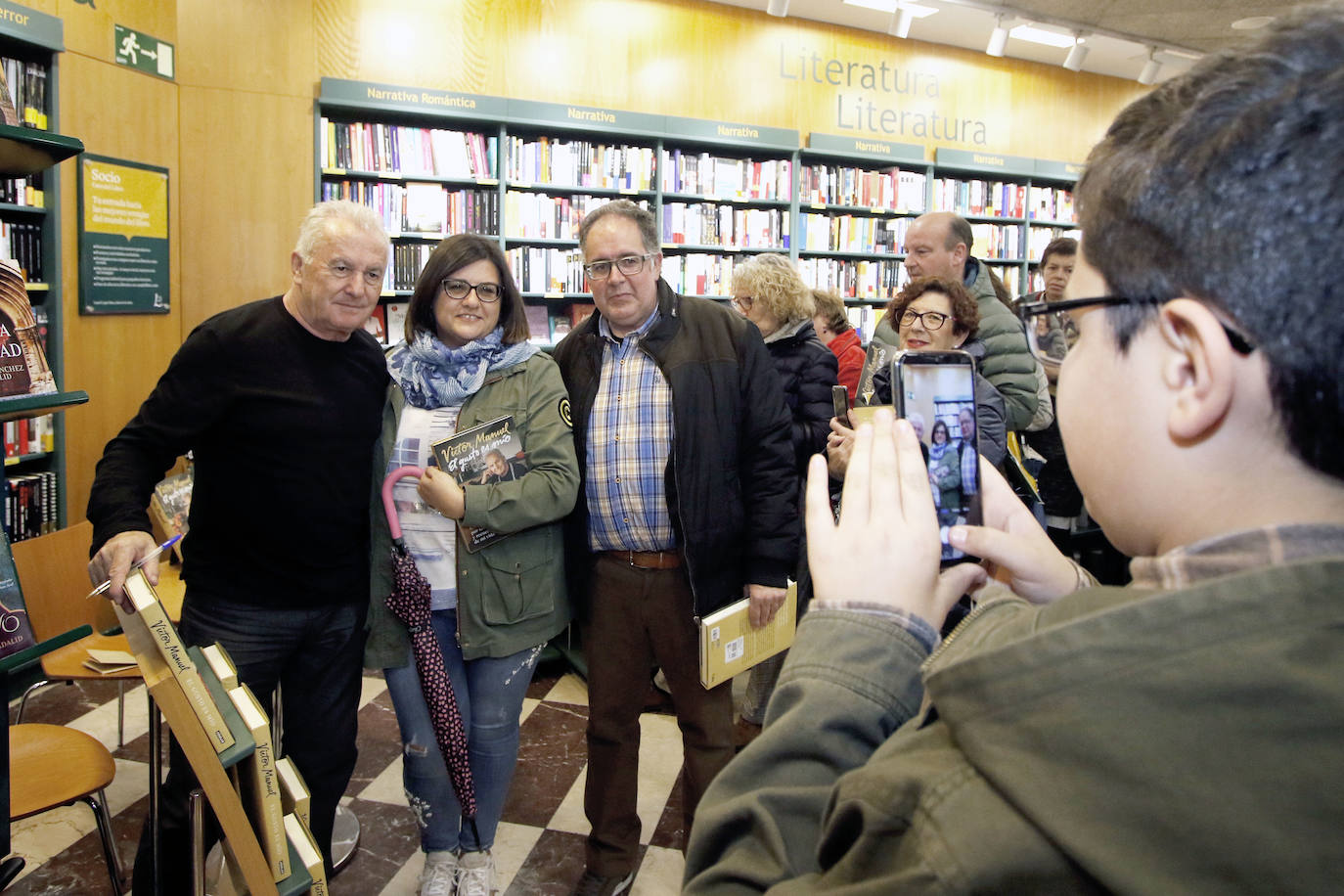 El encuentro con los seguidores del cantante se celebra en La Casa del Libro de Gijón. 