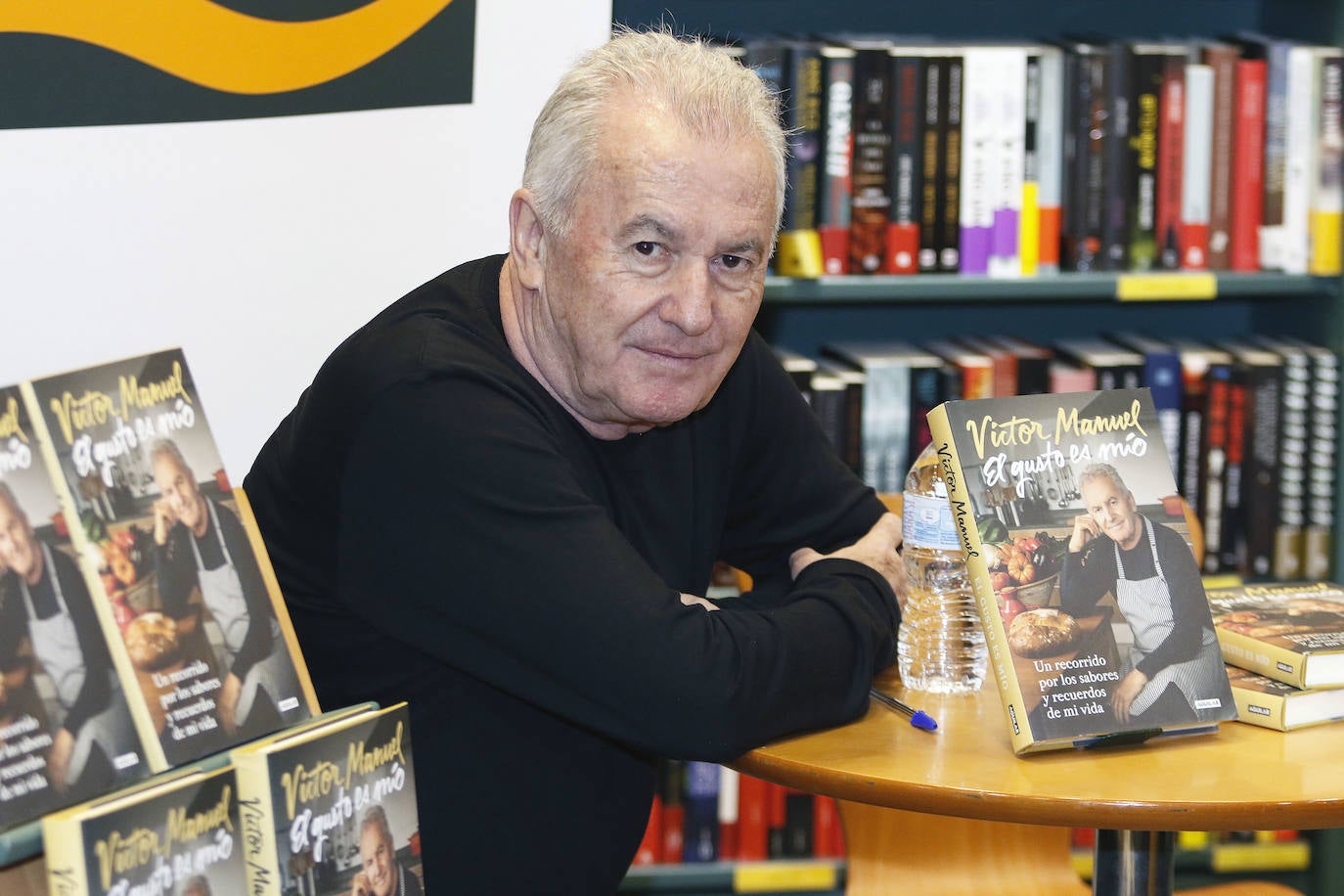 El encuentro con los seguidores del cantante se celebra en La Casa del Libro de Gijón. 