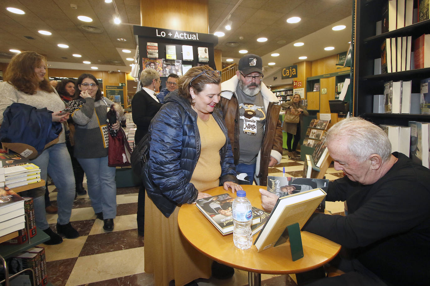 El encuentro con los seguidores del cantante se celebra en La Casa del Libro de Gijón. 