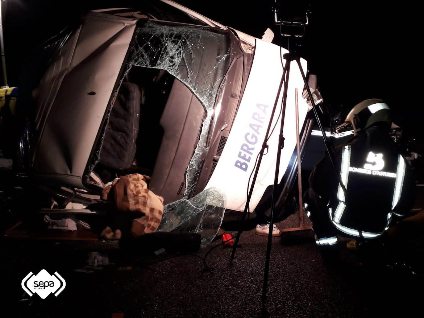 Cinco personas, entre ellas un niño de seis años, han resultado heridas de diversa consideración en un accidente registrado en la autovía del Cantábrico a la altura del concejo de Lllanes. En el suceso se vieron implicados un todoterreno y una furgoneta. La A8 permaneció cortada más de tre horas a causa del siniestro.