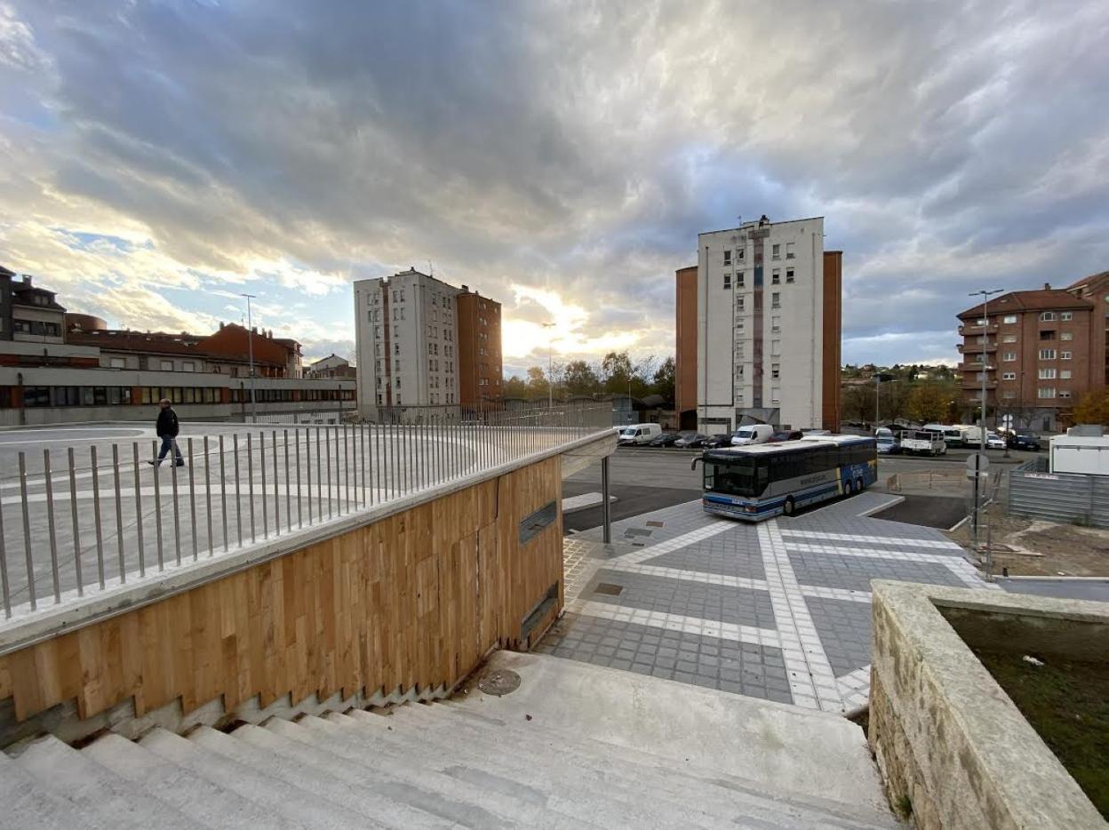 Los dos edificios de la Plaza de Olof Palme, que fueron la mayor promoción de vivienda protegida de Pola de Siero. 