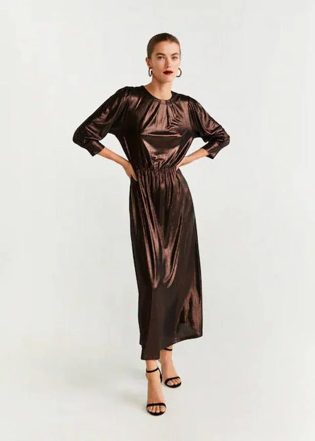 Vestido largo de Mango con acabado metalizado en color bronce y detalle fruncido en la cintura, 39,99 euros.