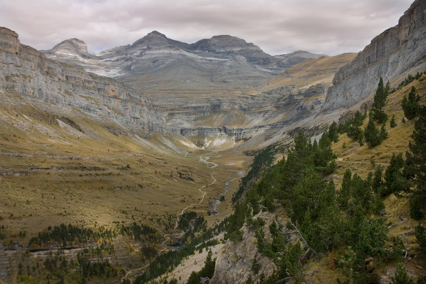 Vista del circo de Soaso presidido por las Tres Sorores: de izquierda a derecha, el Cilindro, Monte Perdido y el Añisclo.