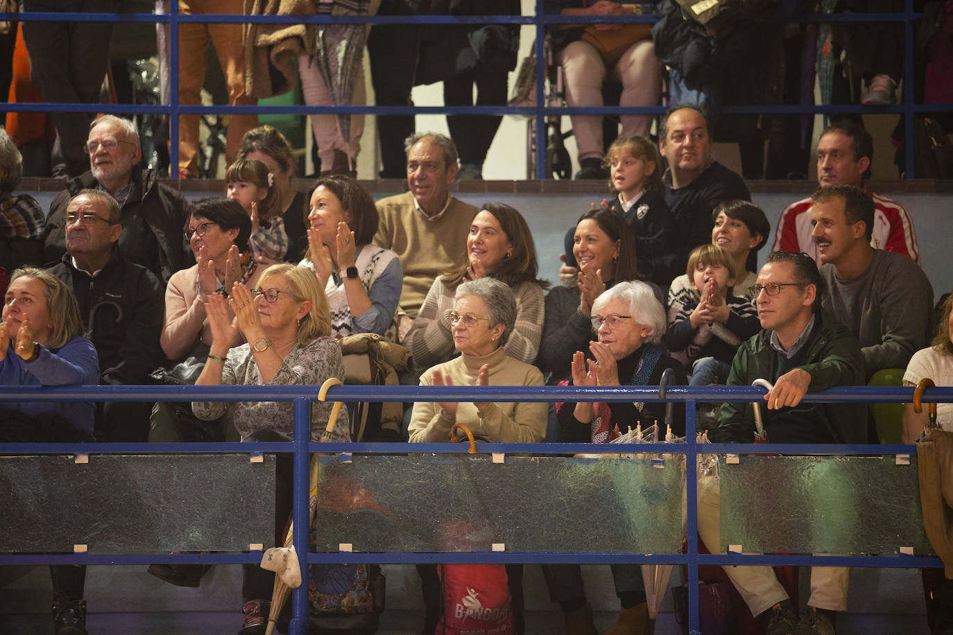 Los más de 2.800 deportistas del Grupo Covadonga han desfilado este jueves durante la presentación de las 28 secciones deportivas, celebrada en el polideportivo Braulio García