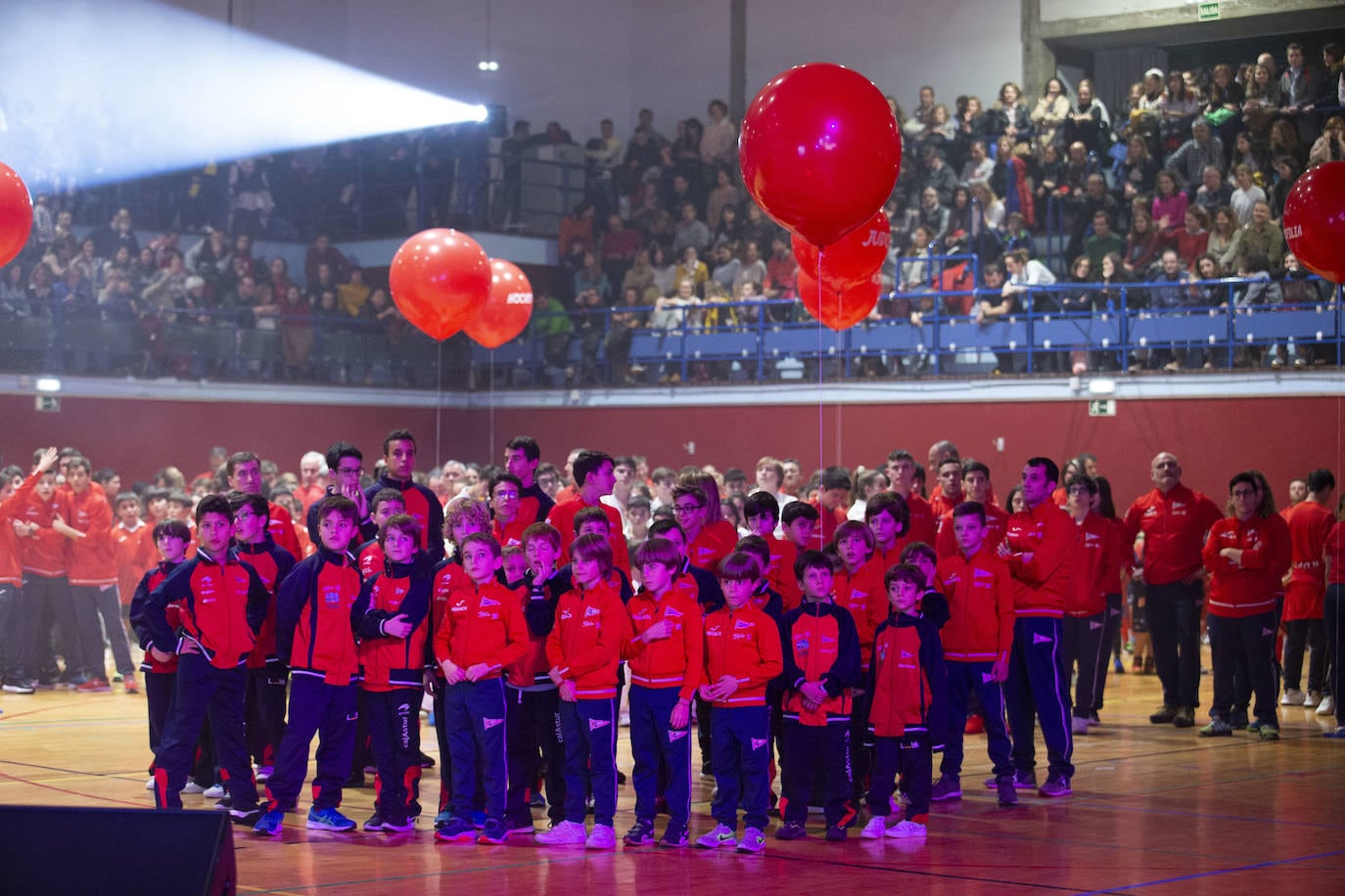 Los más de 2.800 deportistas del Grupo Covadonga han desfilado este jueves durante la presentación de las 28 secciones deportivas, celebrada en el polideportivo Braulio García