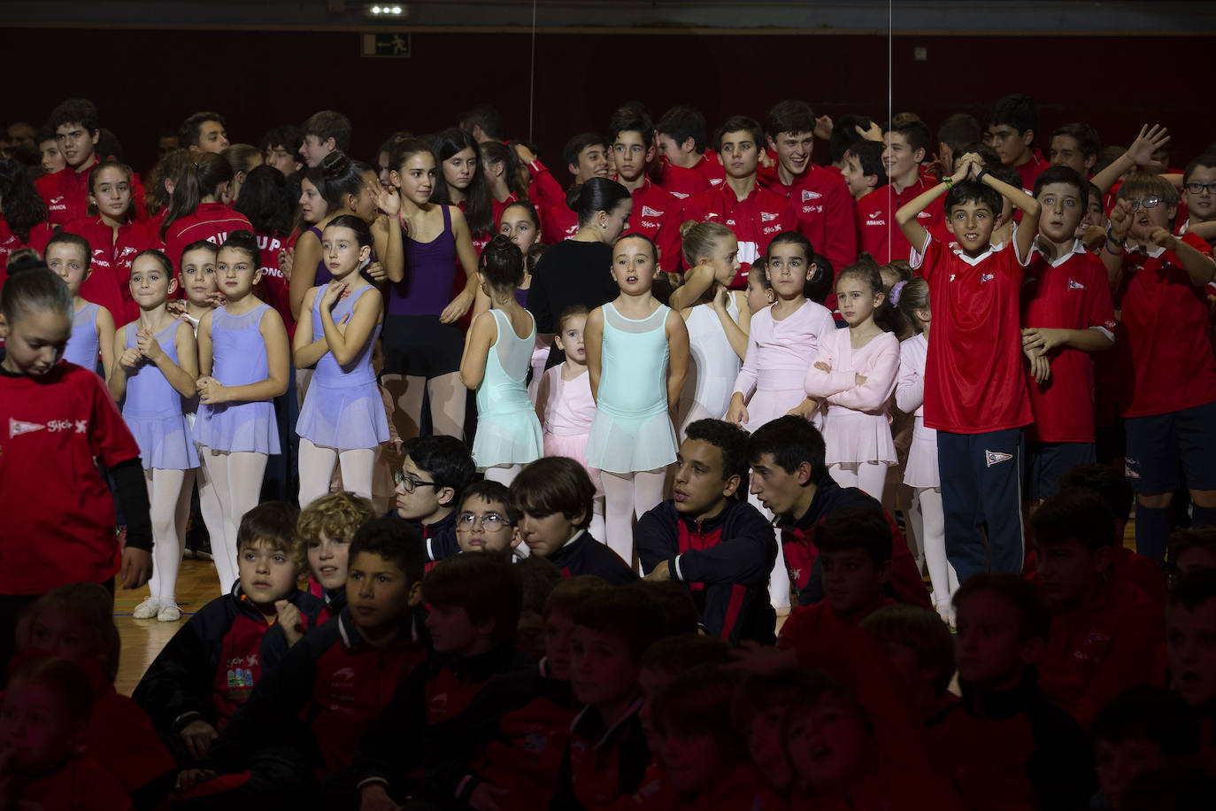 Los más de 2.800 deportistas del Grupo Covadonga han desfilado este jueves durante la presentación de las 28 secciones deportivas, celebrada en el polideportivo Braulio García