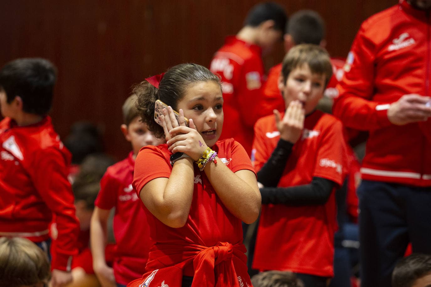 Los más de 2.800 deportistas del Grupo Covadonga han desfilado este jueves durante la presentación de las 28 secciones deportivas, celebrada en el polideportivo Braulio García