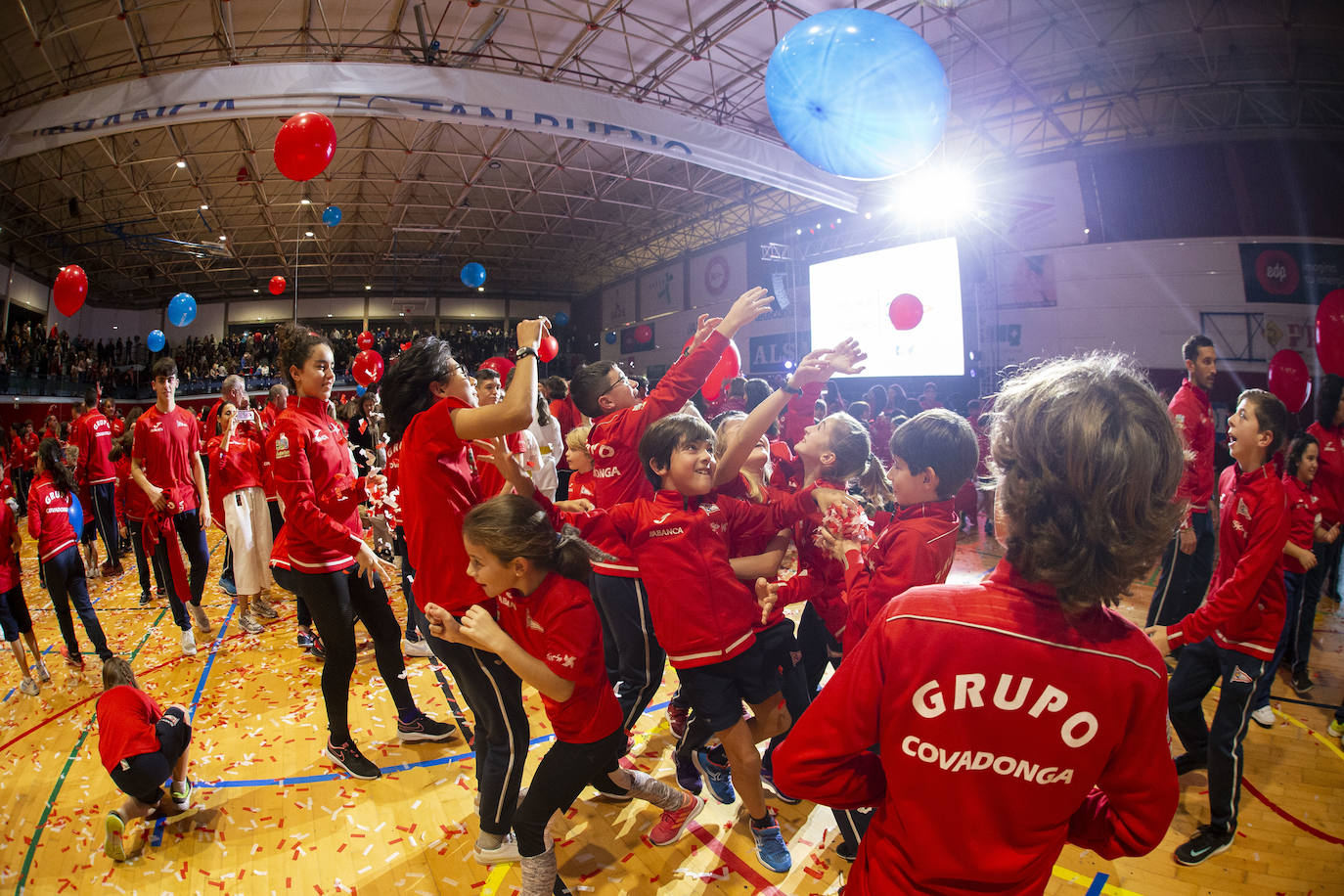 Los más de 2.800 deportistas del Grupo Covadonga han desfilado este jueves durante la presentación de las 28 secciones deportivas, celebrada en el polideportivo Braulio García