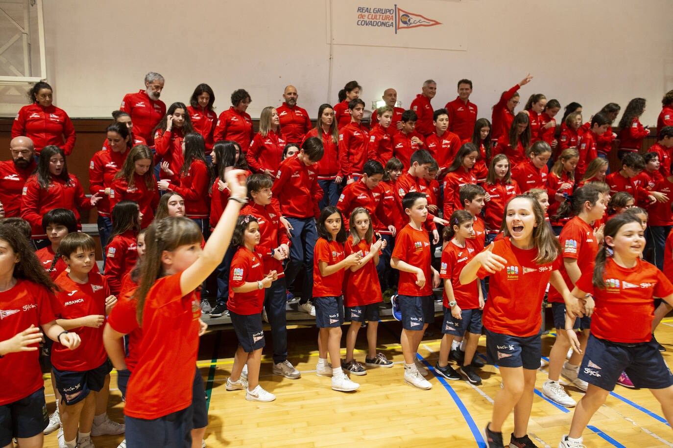 Los más de 2.800 deportistas del Grupo Covadonga han desfilado este jueves durante la presentación de las 28 secciones deportivas, celebrada en el polideportivo Braulio García