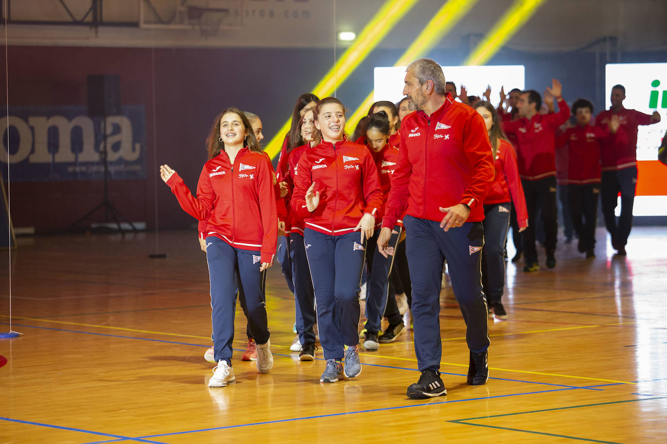 Los más de 2.800 deportistas del Grupo Covadonga han desfilado este jueves durante la presentación de las 28 secciones deportivas, celebrada en el polideportivo Braulio García