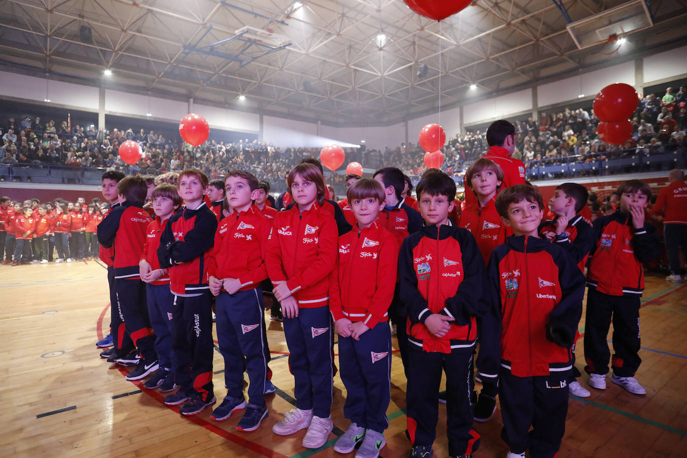Los más de 2.800 deportistas del Grupo Covadonga han desfilado este jueves durante la presentación de las 28 secciones deportivas, celebrada en el polideportivo Braulio García