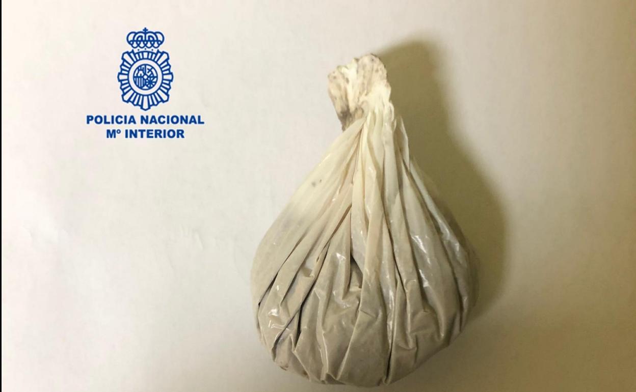 Bolsa de heroína que la detenida ocultaba en el sujetador. 