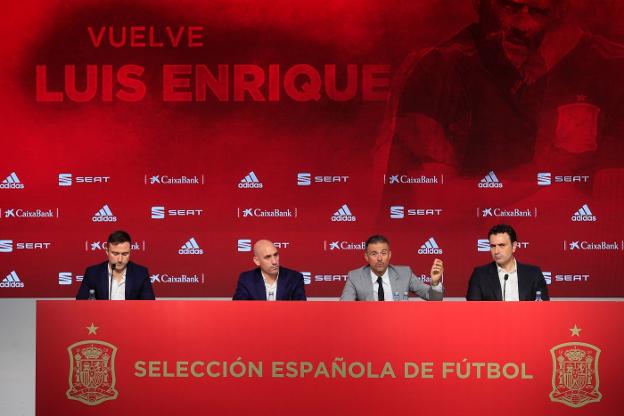 El técnico Luis Enrique, durante la rueda de prensa, acompañado por el presidente de la Federación, Luis Rubiales. 