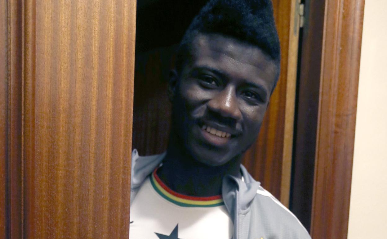 El oviedista Obeng, ayer, en la puerta de su domicilio.